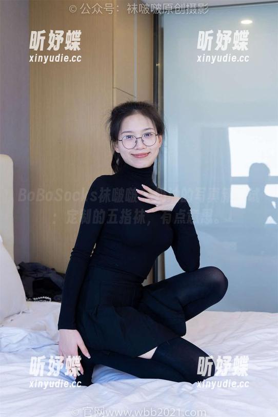 BoBoSocks袜啵啵 - 奶油的写真新尝试：定制的五指袜，有点意思。