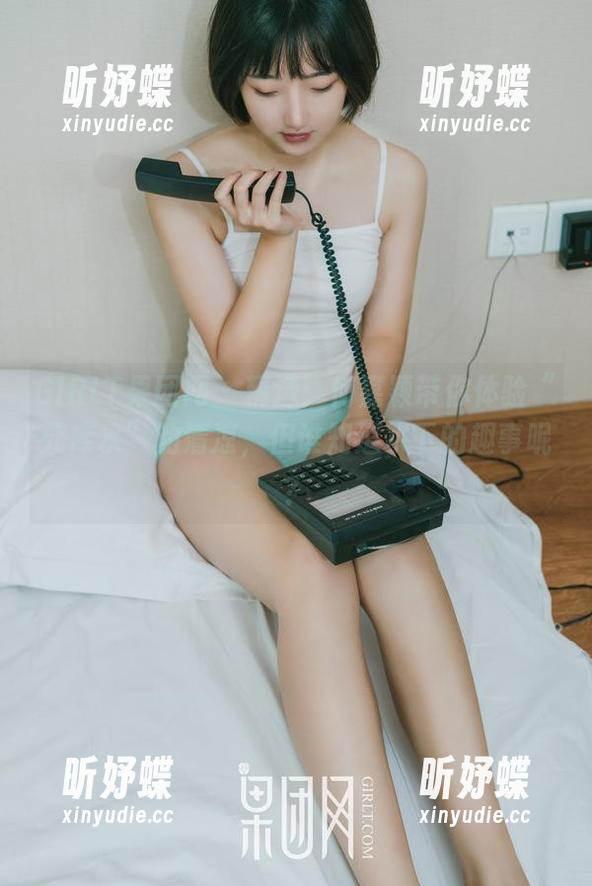 GIRLT果团网 - 精选：何嘉颖带你体验“死库水”的清凉，但谁知道水下的趣事呢？