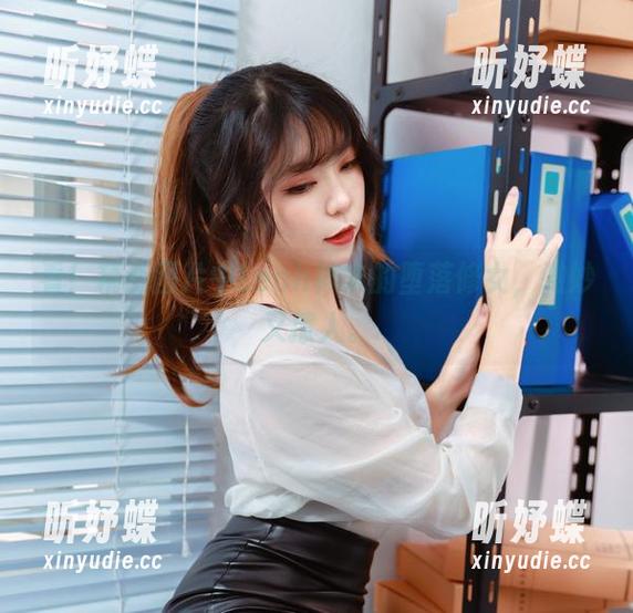 Leah梓未 看!精选图片中Leah梓未的堕落修女,微妙又撩人。