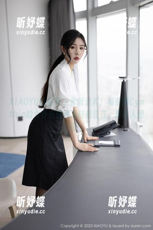 XIAOYU语画界 - 就爱这样！杨紫嫣Cynthia的女仆在图片里轻松自在，真让人滑稽！