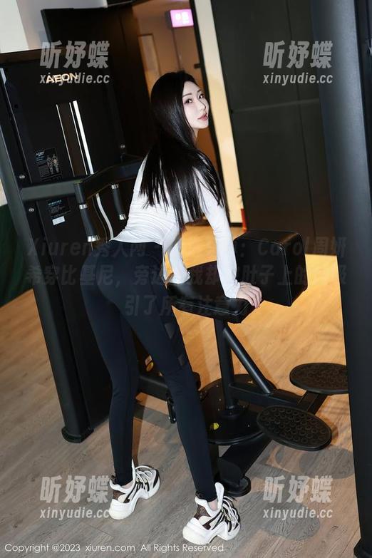 Xiuren秀人网 - 精选写真：Carol周妍希穿比基尼，旁边的我却被肚子上的肉吸引了所有注意力