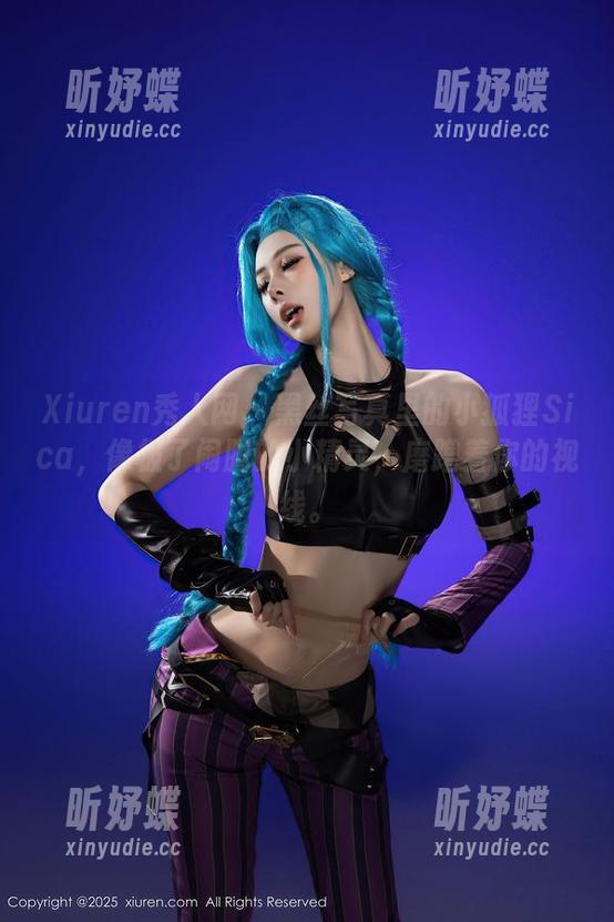 Xiuren秀人网 - 黑丝写真里的小狐狸Sica，像极了闹腾的小精灵，磨蹭着你的视线。