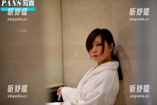 pans-沁沁 pans - 沁沁的写真:裸足之下的自由与洒脱