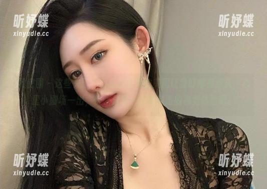 微密圈 - 这些关于不爱笑的赛琳的美图让我盯得有点久，心里小剧场一出，快来分享一下这刺激的视觉体验吧。