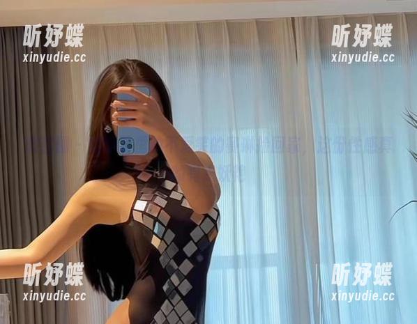 微密圈 - 把原图里的不爱笑的赛琳捡回家，这份性感真的有点妖艳