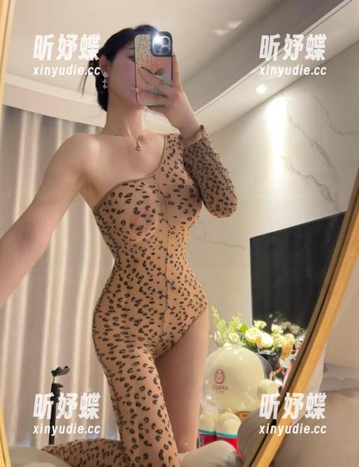 微密圈 - 最新套图来了，不爱笑的赛琳用西服+渔网丝袜撩动谁的心弦？