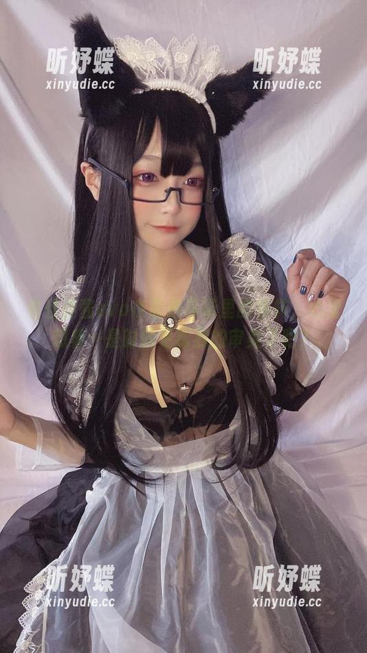 看佳佳酱ovo在蓝色吊带里的模样，心里想着…是时候更新我的审美了吧？