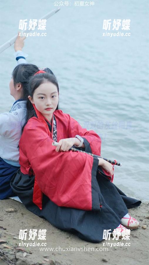 初夏女神 - 无意间闯入双双的灰丝图库，分享一下我的小惊喜！