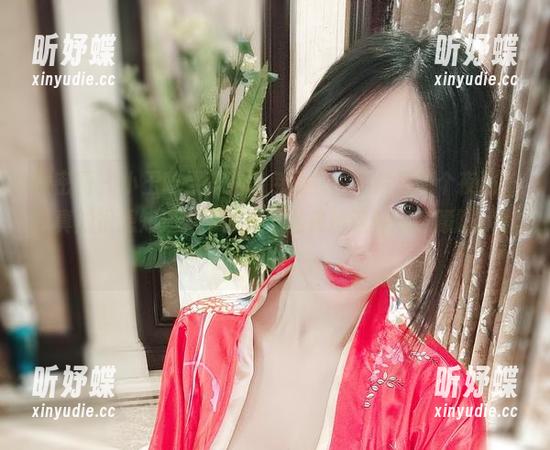 微密圈 - 小玉吃果冻的黑色睡衣，图片里像个夜猫子，真的很想知道她平时是怎么保持这种睡意朦胧状态的！