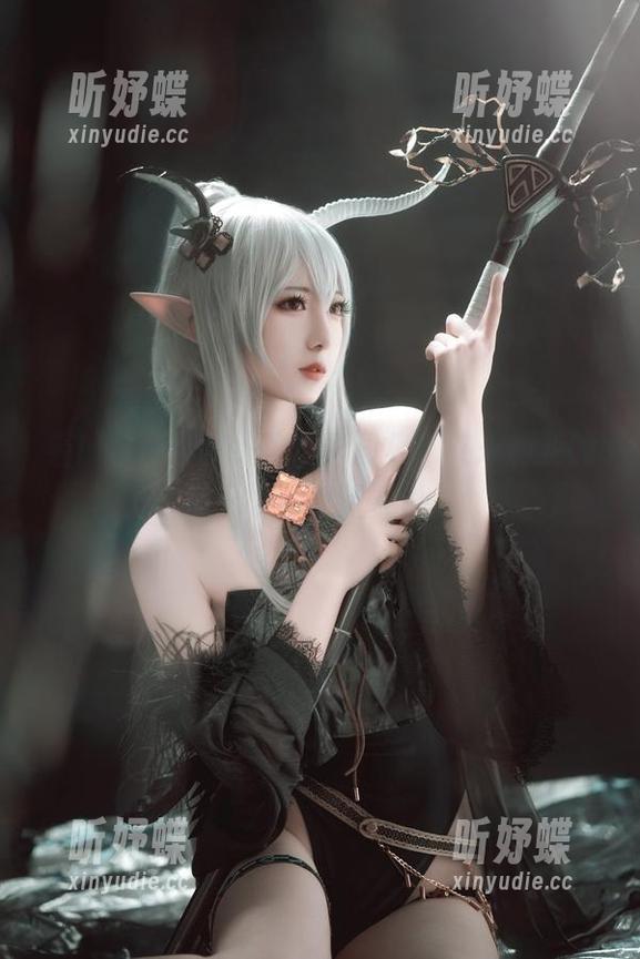 看！弥音音ww的定制图集，艾米莉亚的每一帧都有话要说。