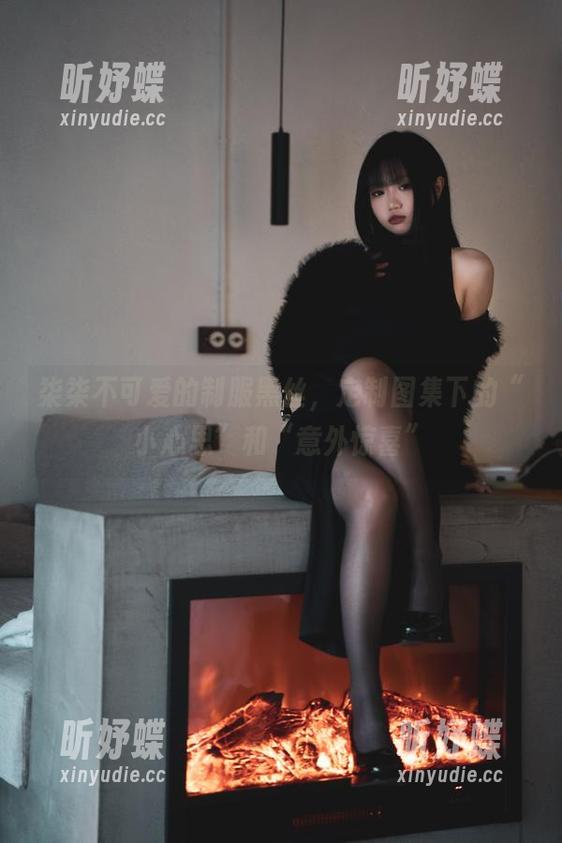 柒柒不可爱的制服黑丝，定制图集下的“小心思”和“意外惊喜”