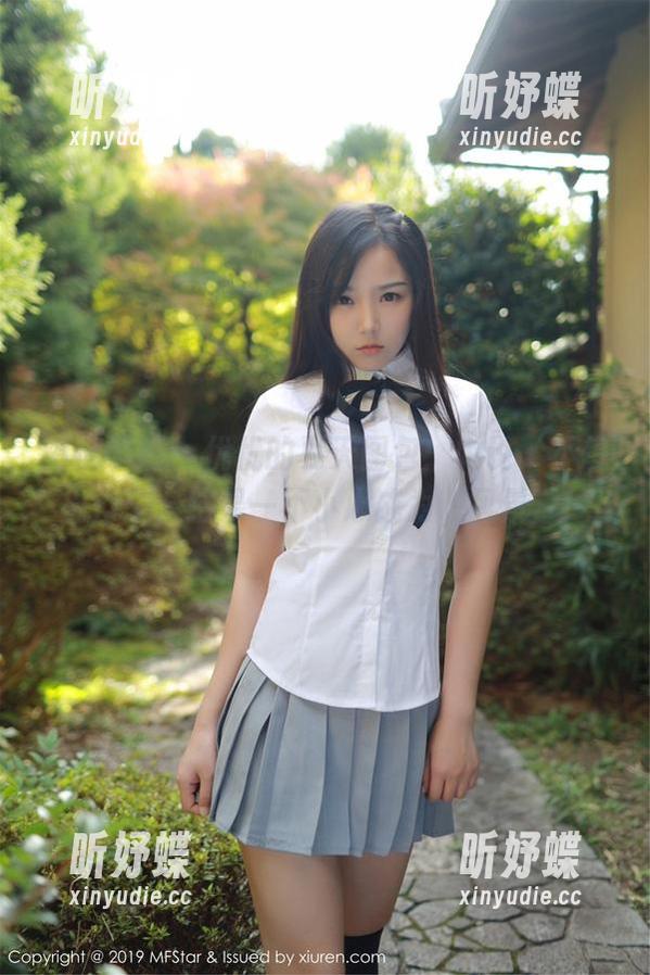 模范学院-优优 模范学院 - 优优的夏天图包:她说‘不想出门’,结果一不小心成为‘风景’!