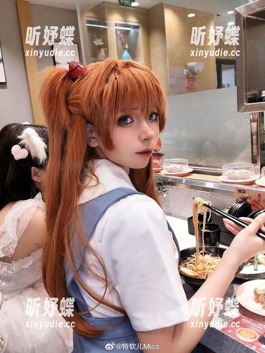 特软儿Sona的私人拍摄，在女王的王国里游荡