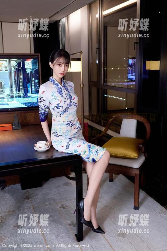 秀人网 - 原图里的厨娘利世，谁说不可以一边煮饭一边拍美照？
