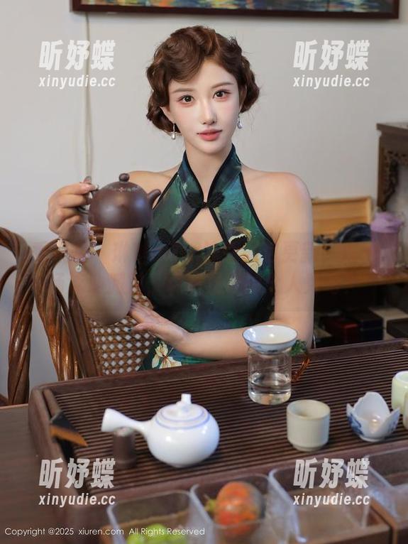 秀人网 - 琳琳ailin泳装图包更新！这一场泳池派对，明明是她的个人秀吧？