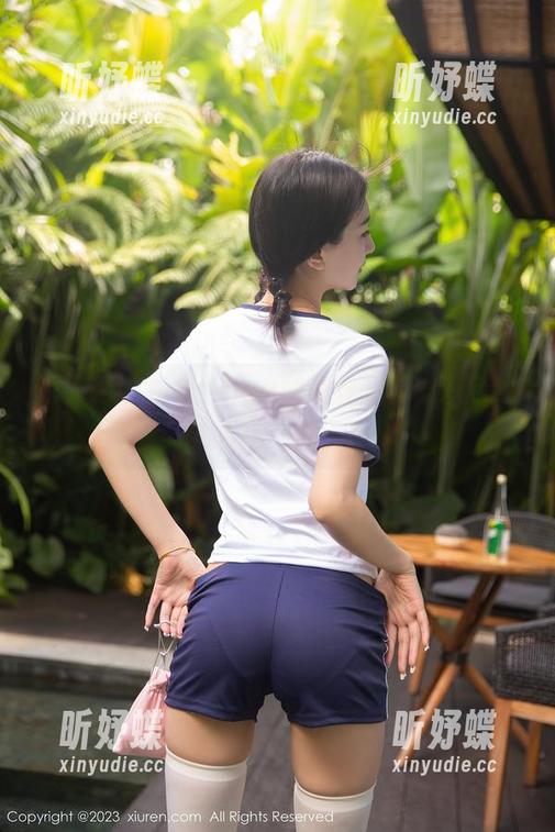 秀人网-白白Alina 秀人网 - 白白Alina的灰丝写真,灰色也能画出一片天!