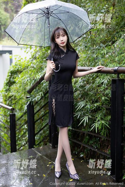 秀人网 - 红裙子与萌白酱，一幅图片里透露出几分俏皮的灵动。