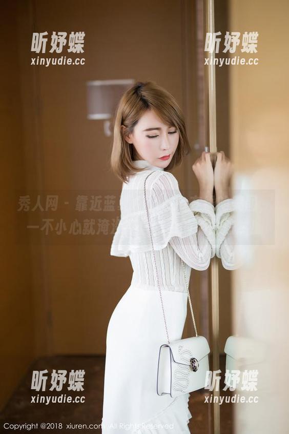 秀人网 - 靠近蓝夏Akasha在线的美图，一不小心就淹没在自拍中的那份悠然！
