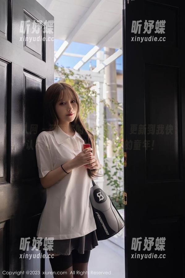 秀人网 - 薇薇酱的校服写真，更新到我快认不出了，想认识我自己的童年！
