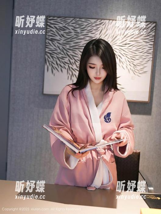 秀人网 - 精选陈茜妮zoe的白色，穿越这片光芒，是时候拿起Dior的白色包包了。