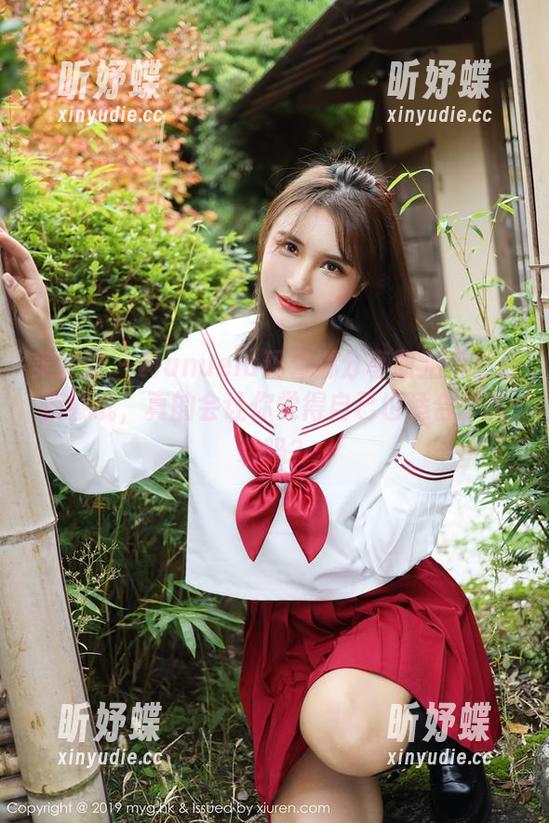 美媛馆 - Manuela玛鲁娜分享职业装的最新尝试，真的会让你觉得自己也适合穿西装吗？