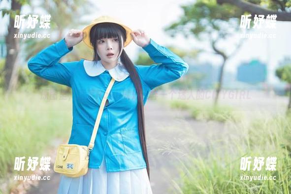 原图里，落落Raku就是这样一个迷人的CITYGIRL