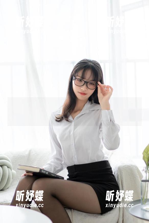 白猫咪意外穿搭：西瓜少女最新内衣原图，这种视觉冲击力，真不用多说！