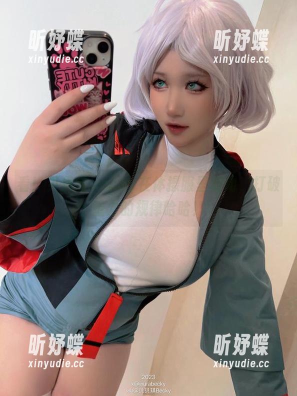 看！贝贝琪Becky在体操服里舞动，打破重力的规律哈哈！