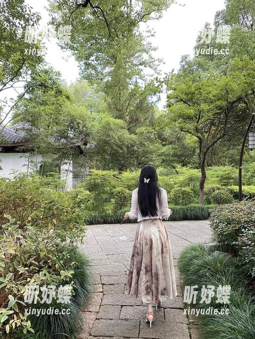 微密圈 - 泳池新趋势：软妹小九九写真更新，谁说水里不适合晒黑？