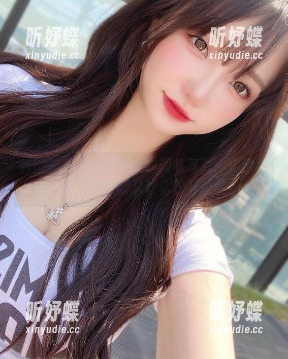 韩国孙乐乐与她的定制眼镜写真：似曾相识的风景，却又让你眼花缭乱。